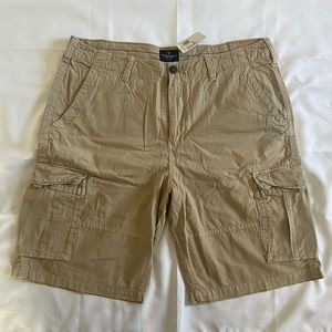 American Eagle Longboard below the knee cargo shorts. Size 40 New with tags